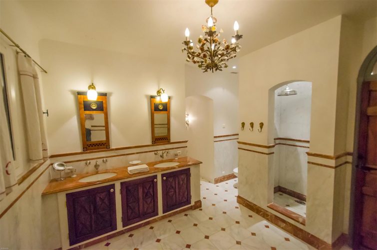 Villa La Bastide des Virettes master bathroom