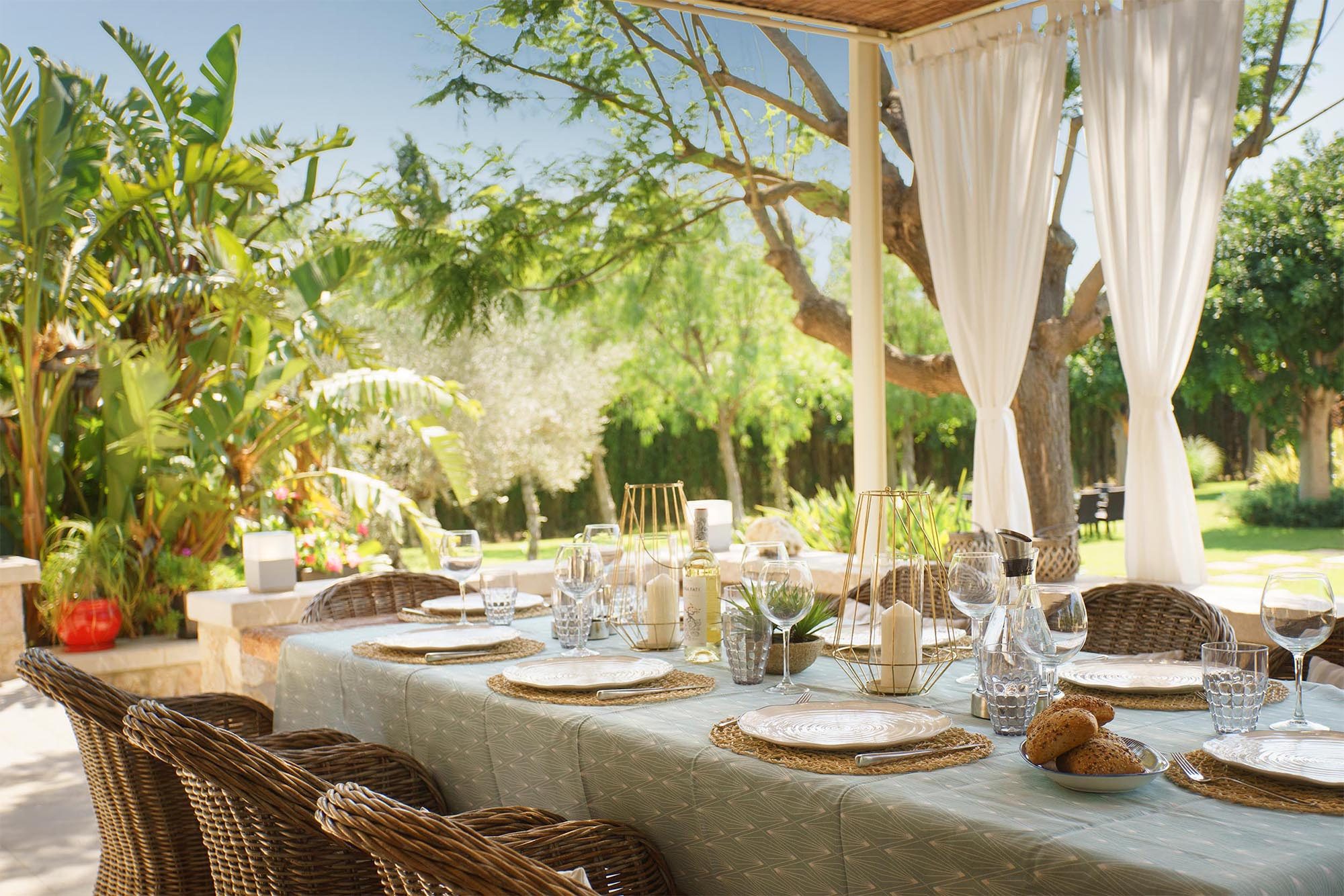 Villa Llenaire outdoor dining