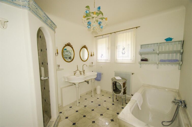 Villa La Bastide des Virettes shared bathroom